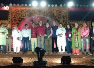 ମହାନଗର ମହୋତ୍ସବର ତୃତୀୟ ସନ୍ଧ୍ୟା ବ୍ରହ୍ମପୁରର କଣ୍ଠ ଶିଳ୍ପୀଙ୍କ ଦ୍ୱାରା ଟ୍ରାକ ମେଲୋଡି କାର୍ଯ୍ୟକ୍ରମ ।